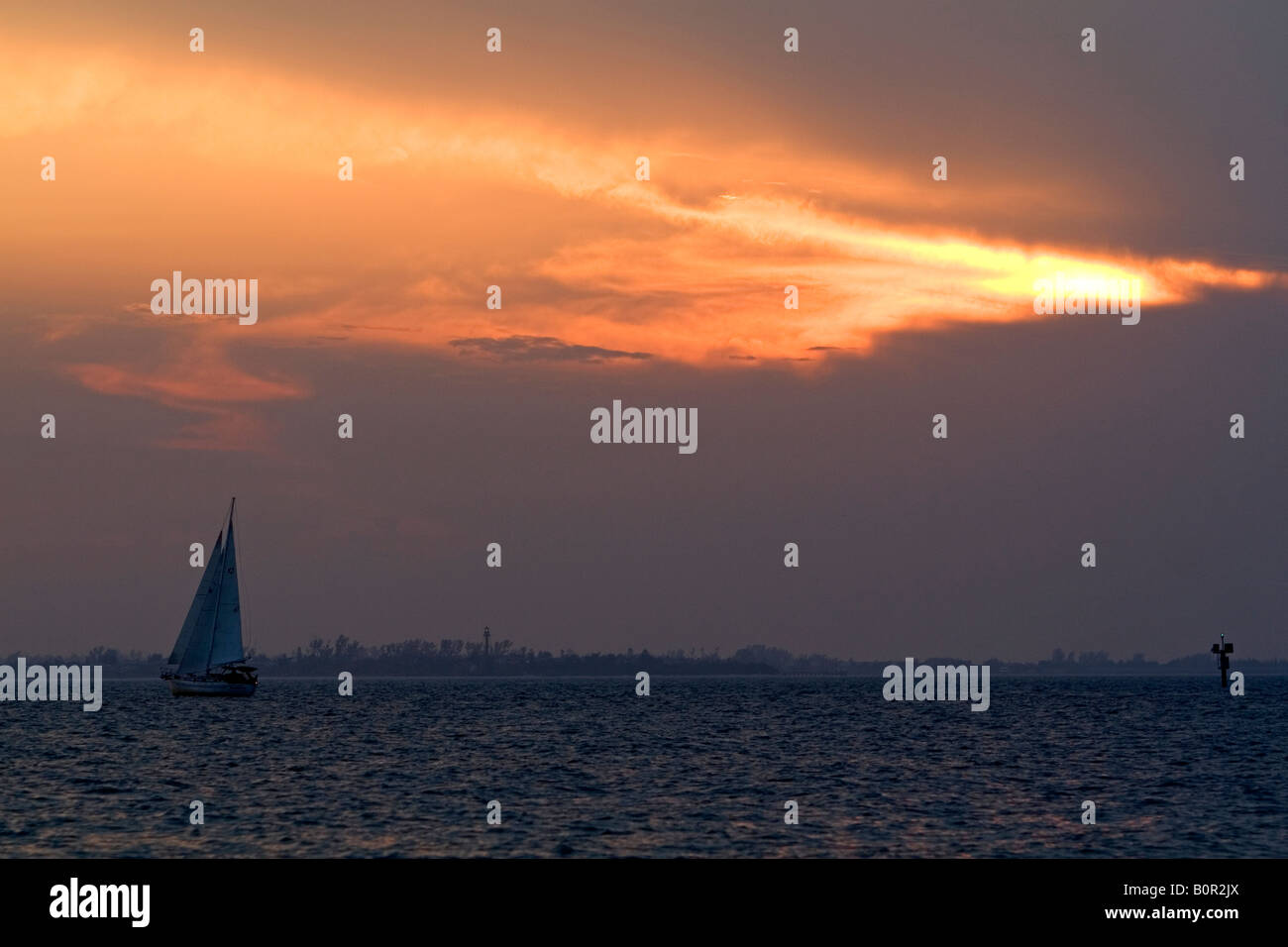 In barca a vela e il tramonto a Fort Myers Beach su Estero Island in Lee County Florida Foto Stock