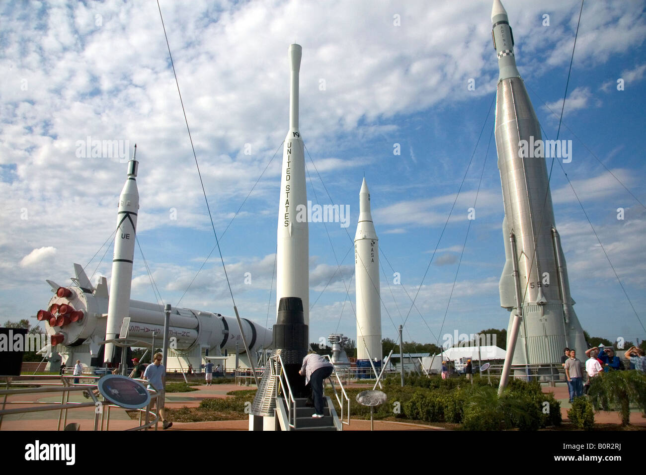 Giardino a razzo al Complesso Visitatori del Centro Spaziale Kennedy a Cape Canaveral Florida Foto Stock