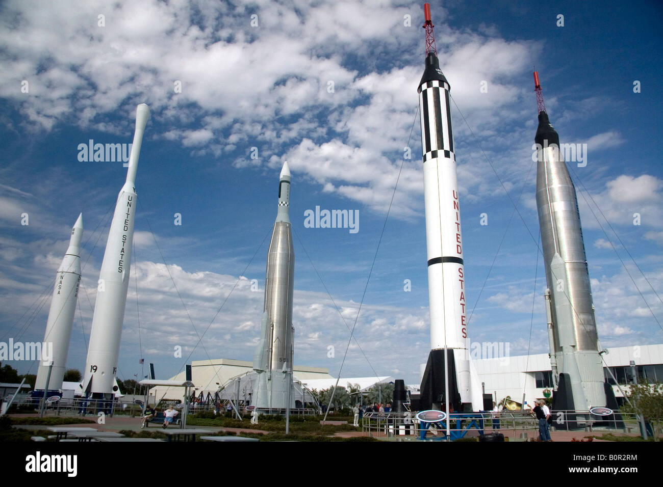 Giardino a razzo al Complesso Visitatori del Centro Spaziale Kennedy a Cape Canaveral Florida Foto Stock