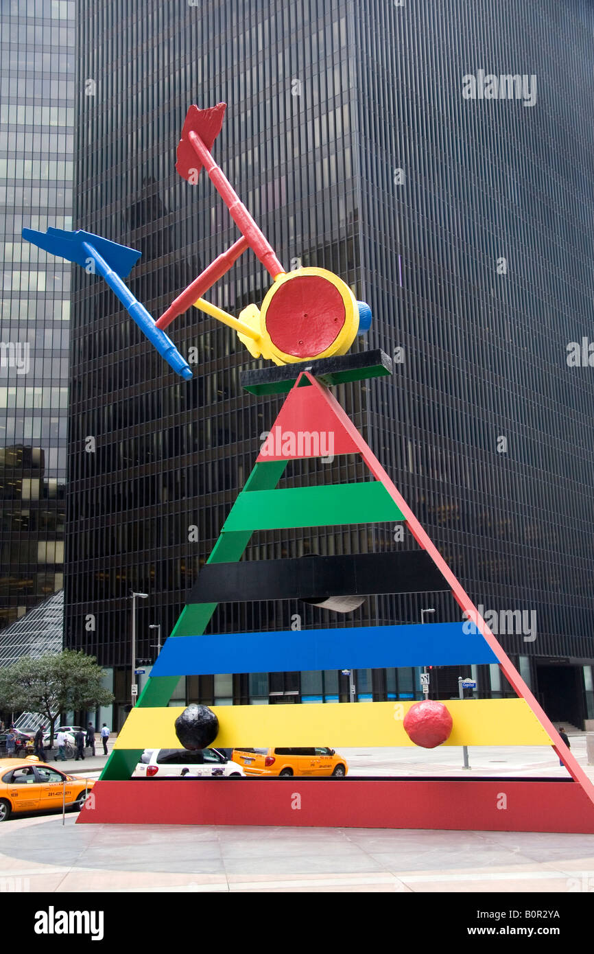 Arte pubblica la scultura di nome personaggio e uccelli di Joan Miro nella parte anteriore del JP Morgan Chase Tower nel centro cittadino di Houston in Texas Foto Stock
