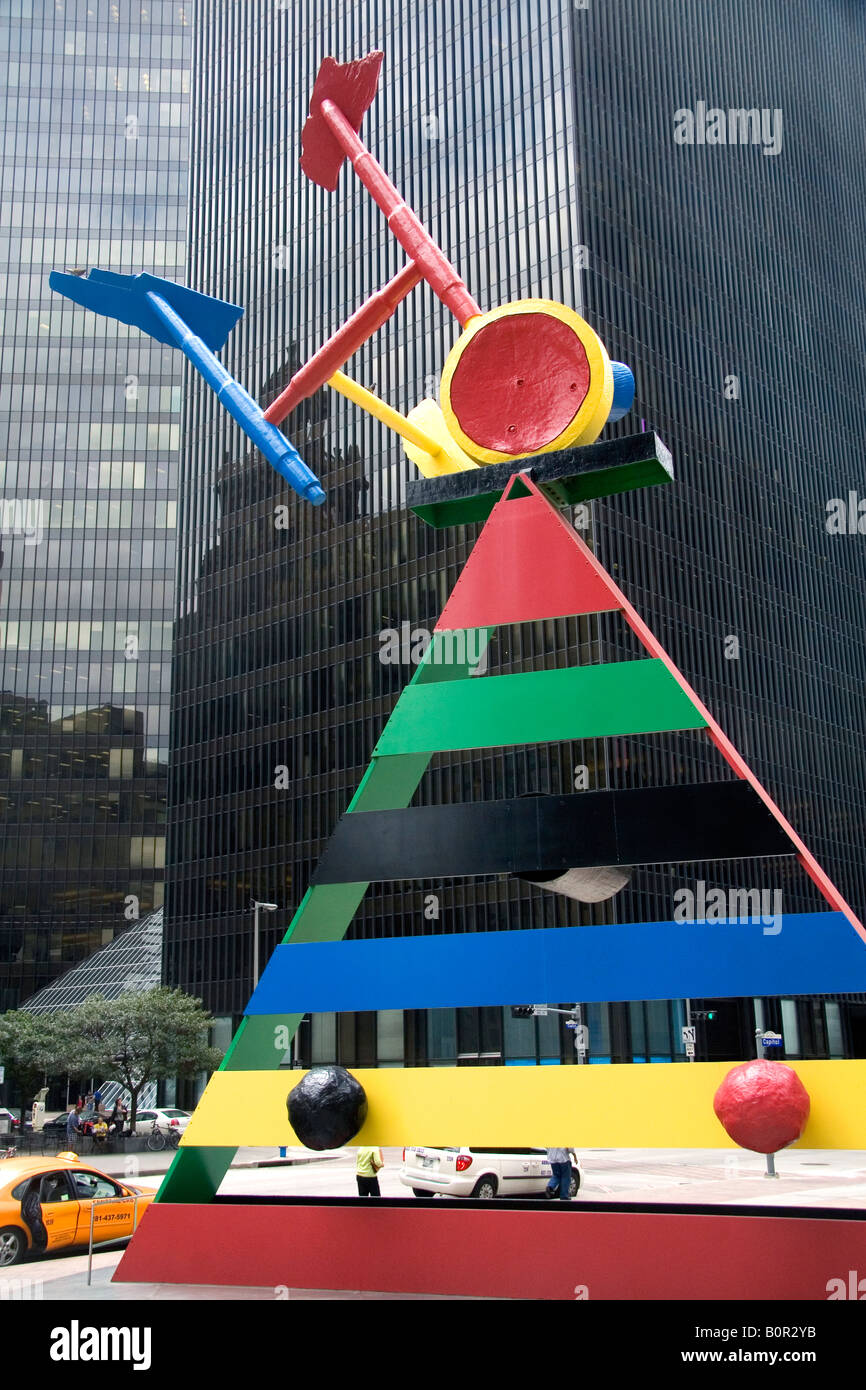 Arte pubblica la scultura di nome personaggio e uccelli di Joan Miro nella parte anteriore del JP Morgan Chase Tower nel centro cittadino di Houston in Texas Foto Stock