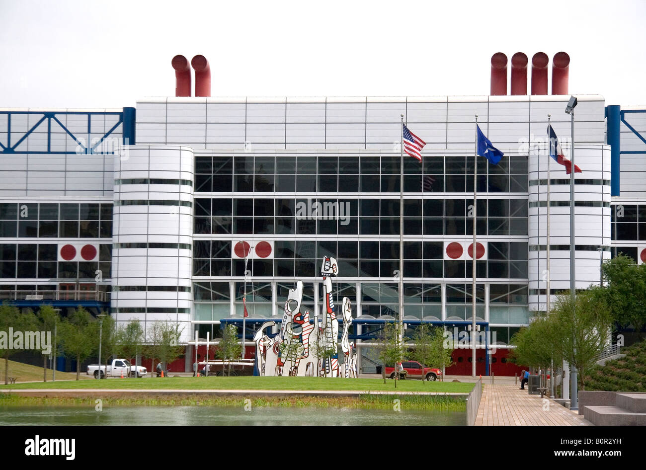 George R Brown Convention Center e scultura monumento chiamato au Fantome da Jean Dubuffet al Discovery Green a Houston in Texas Foto Stock