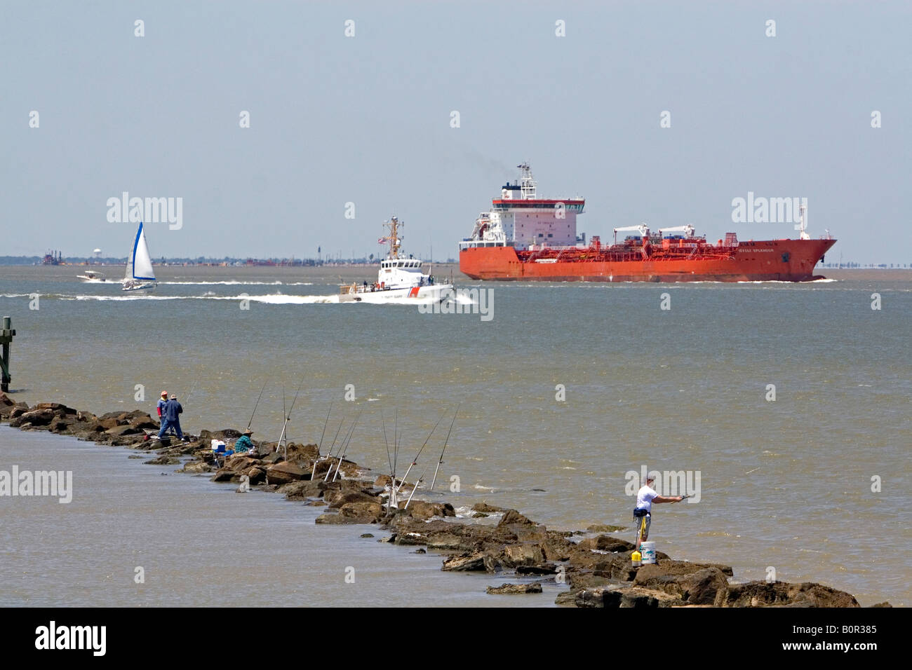 Petroliera e Guardia Costiera imbarcazione di pattuglia in Galveston Bay Texas Foto Stock