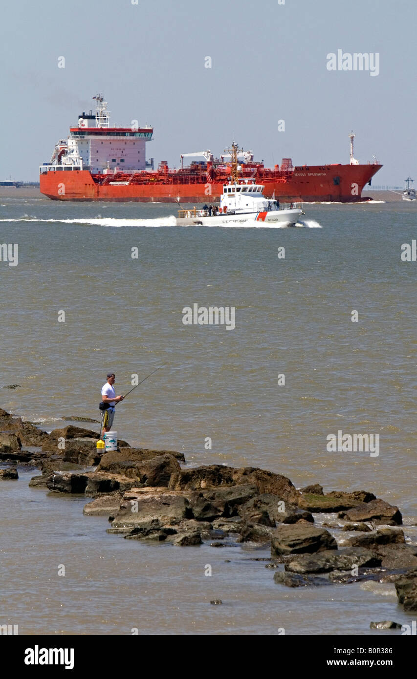 Petroliera e U S Coast Guard patrol boat in Galveston Bay Texas Foto Stock