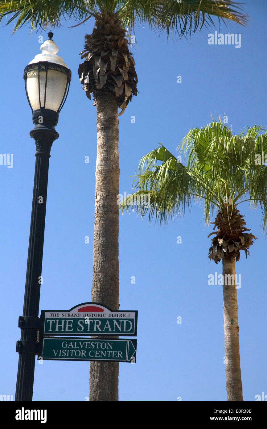 Lampione e strada segno nel filamento Quartiere di downtown Galveston Texas Foto Stock