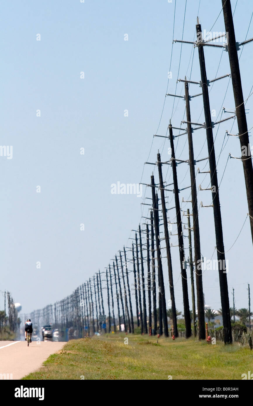 Poli di utilità linea l'autostrada sulla Galveston Island in Galveston Texas Foto Stock