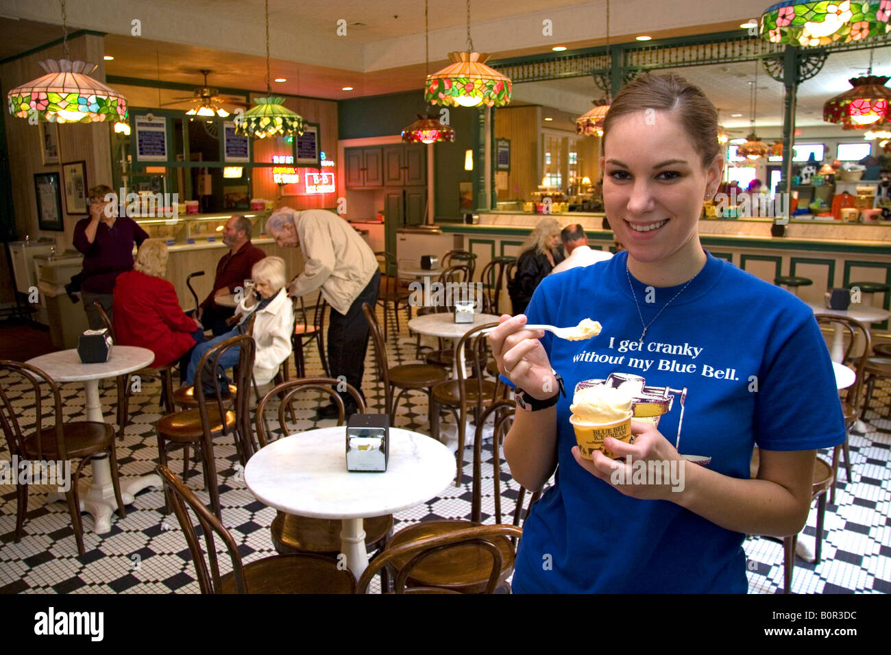 Dipendente con gelato presso il Blue Bell Creamery in Brenham Texas Foto Stock