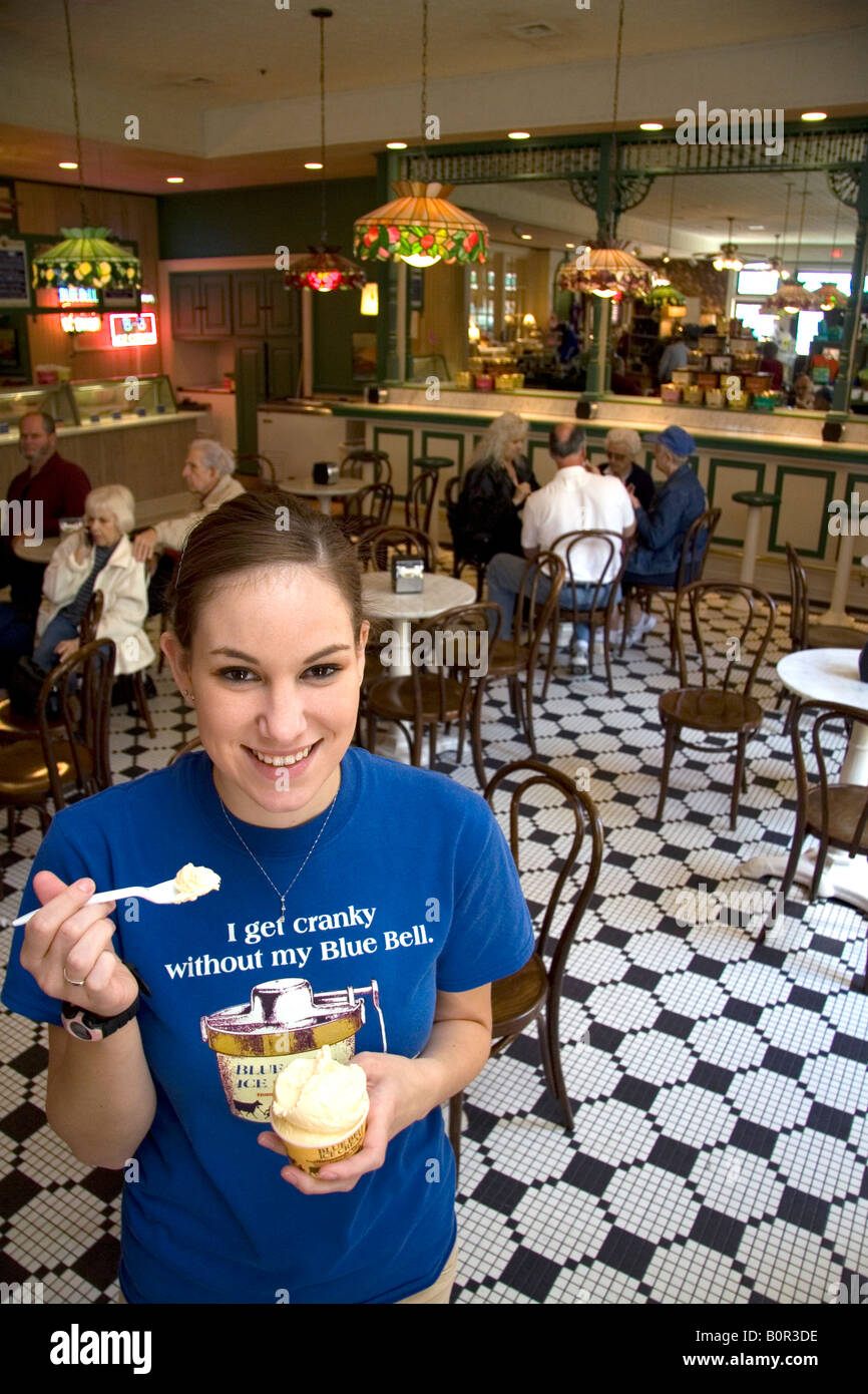 Dipendente con gelato presso il Blue Bell Creamery in Brenham Texas Foto Stock