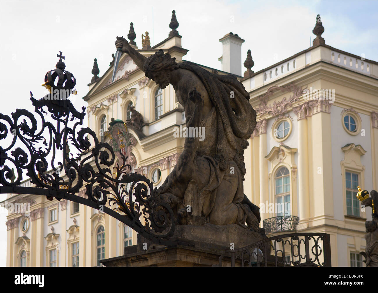 La scultura al cancello del castello di Praga con il palazzo arcivescovile in background Foto Stock