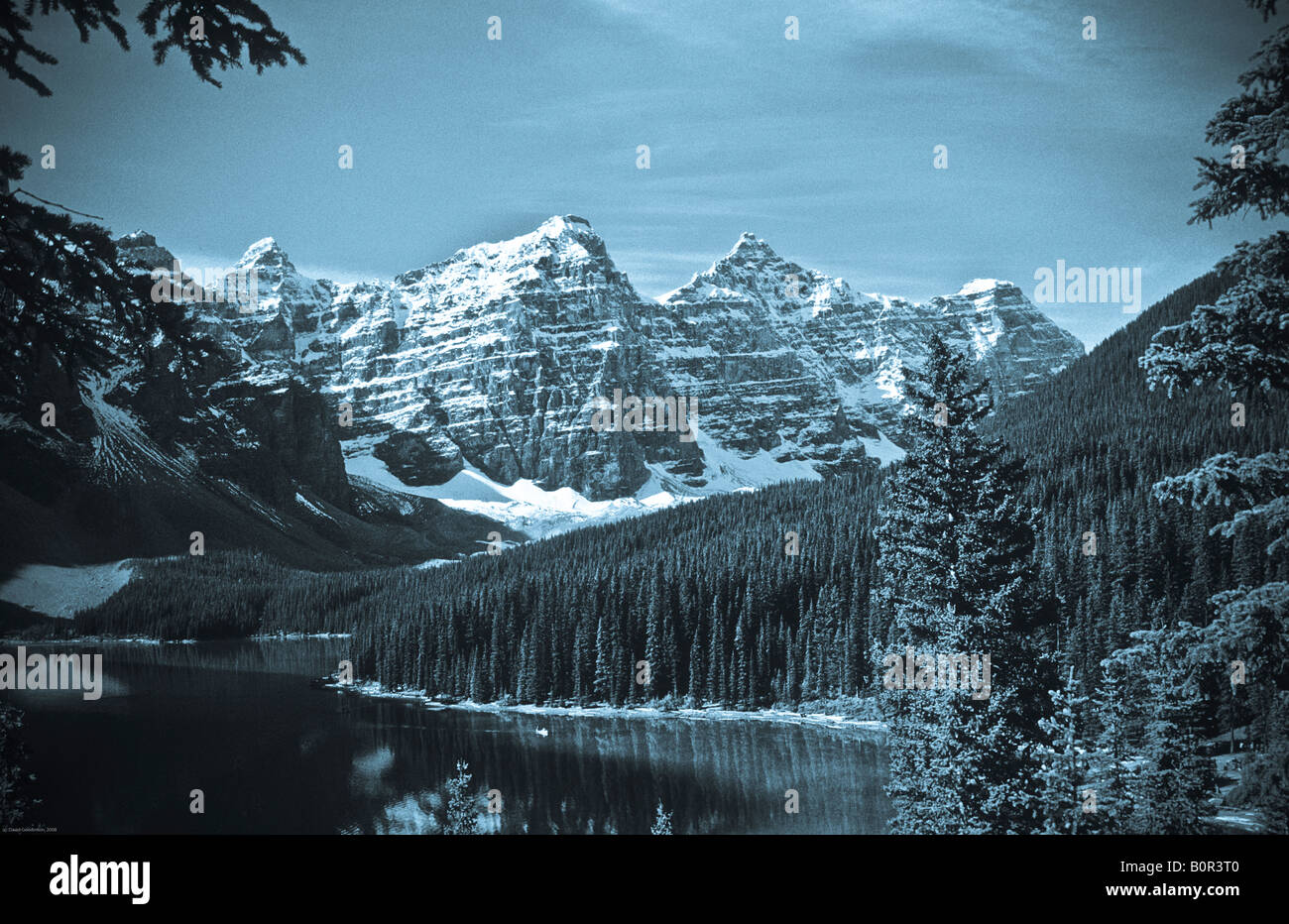 Il Moraine Lake nella Valle dei Dieci Picchi, Canadian Rockies, il Parco Nazionale di Banff, Alberta, Canada Foto Stock