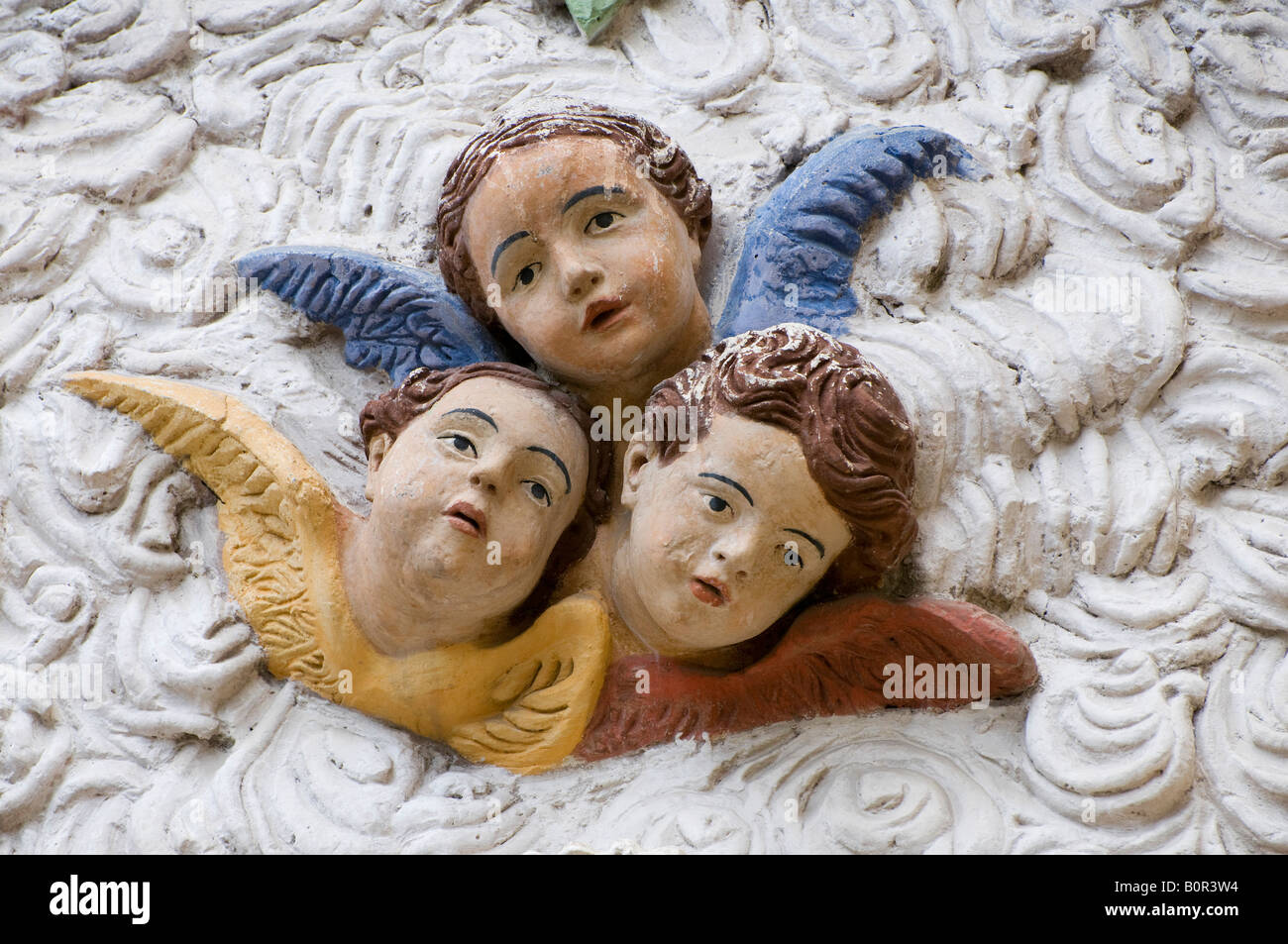 Tre facce cherubino sul muro della chiesa, Vence, Francia Foto Stock