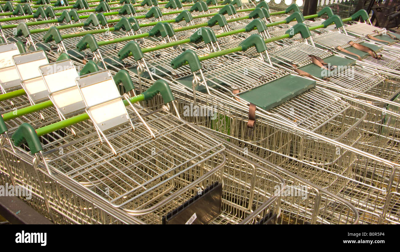 Un sacco di carrelli di shopping Foto Stock