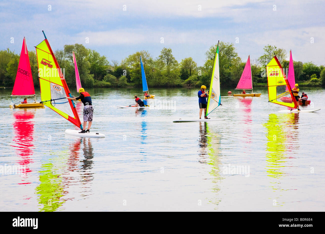 Gli appassionati di windsurf e barche a vela a South Cerney Outdoor Education Center, Cotswold Water Park, Gloucestershire, England, Regno Unito Foto Stock