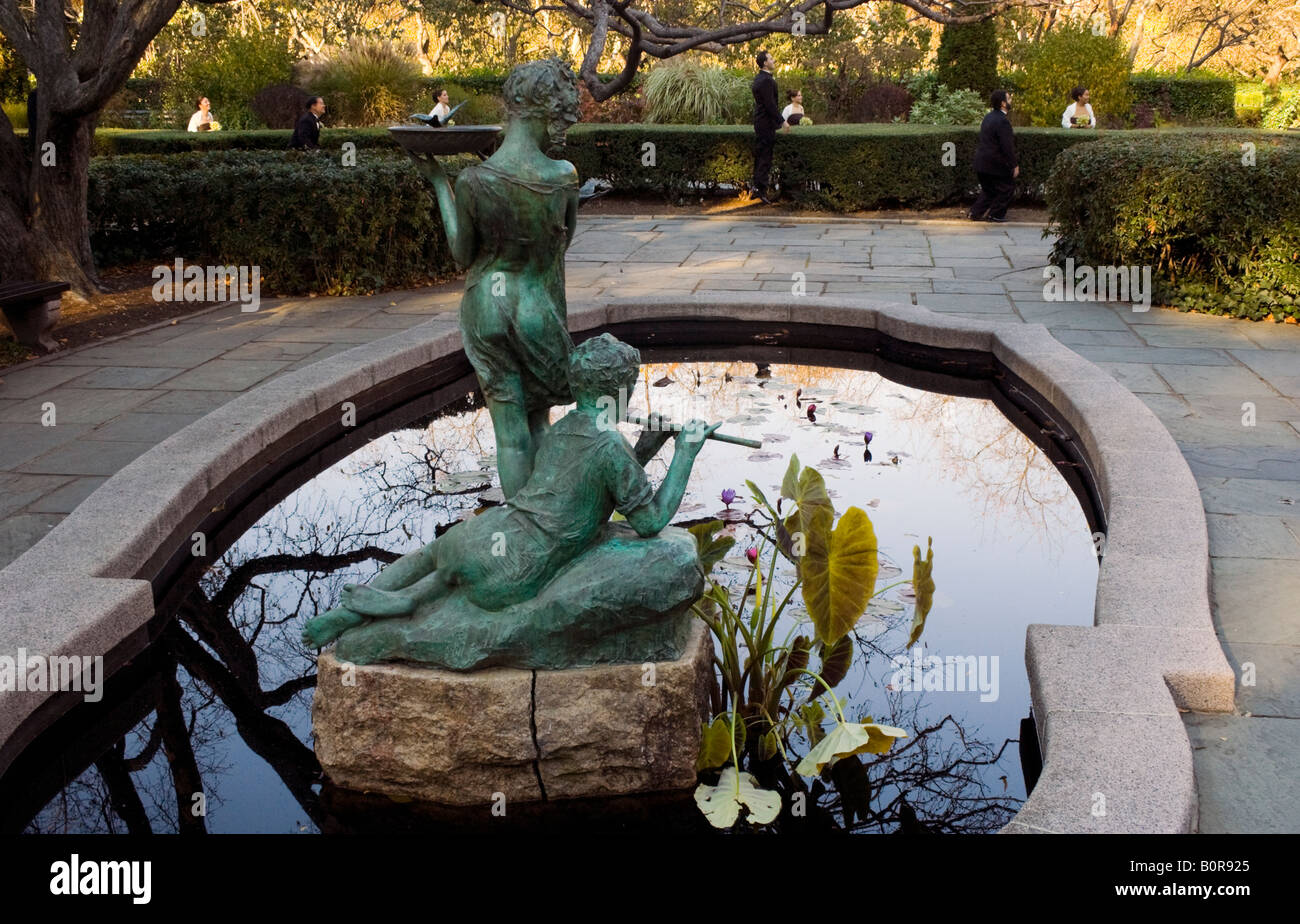 Gli ospiti dei matrimoni sono invitati a passare da un fotografo nei giardini del Conservatorio di Central Park di New York City Foto Stock