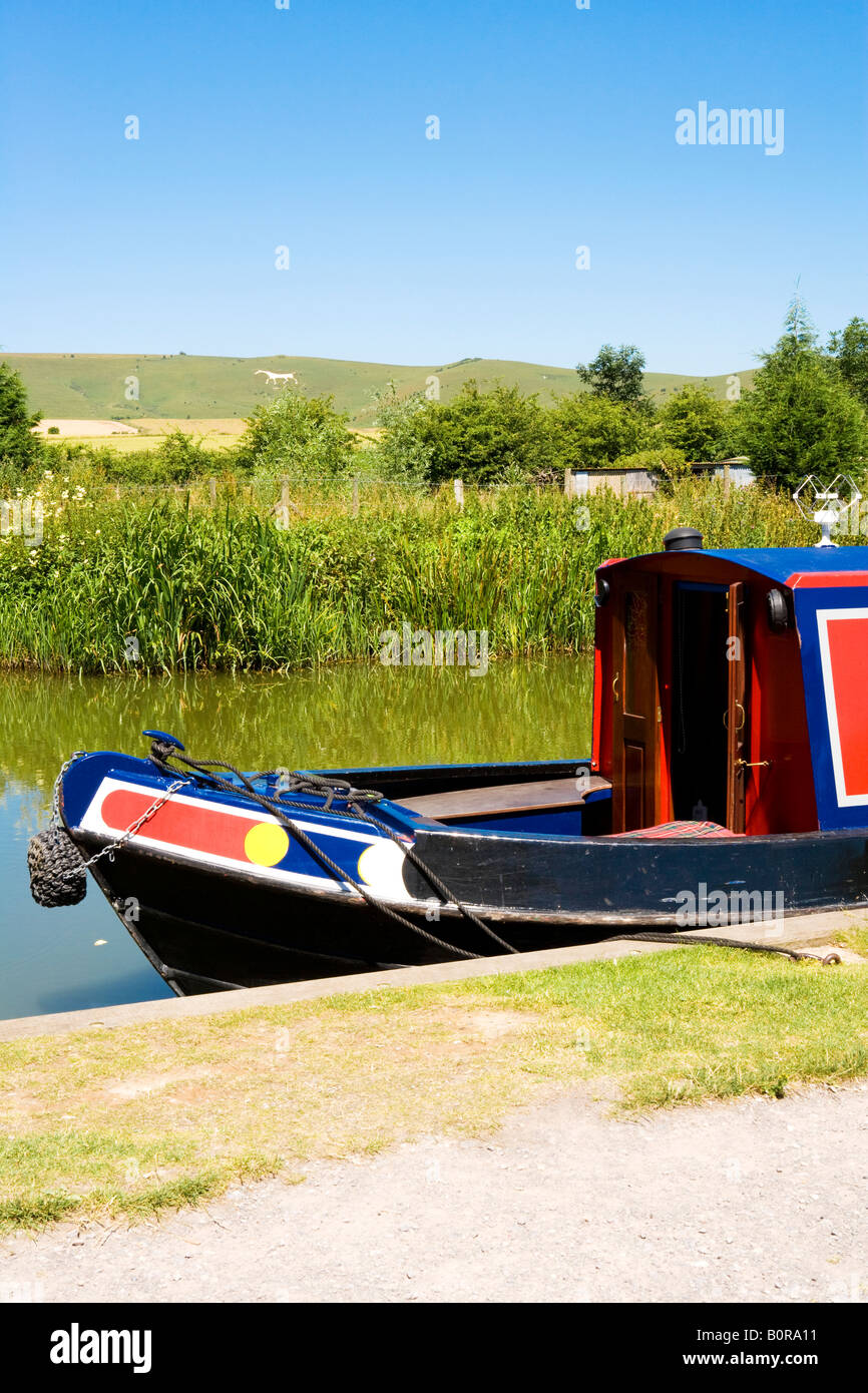 Narrowboat prua ormeggiato a Honeystreet, sul Kennet & Avon Canal, Wiltshire con l'Alton Barnes White Horse in distanza. Foto Stock