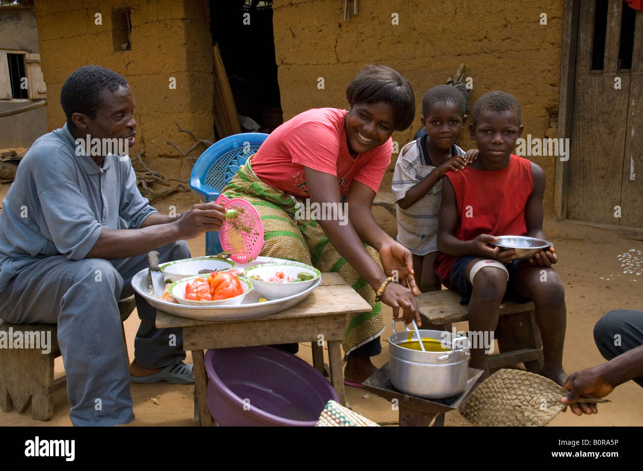 Il marito aiuta la moglie a cucinare la cena, Kuluedor, Ghana Foto Stock