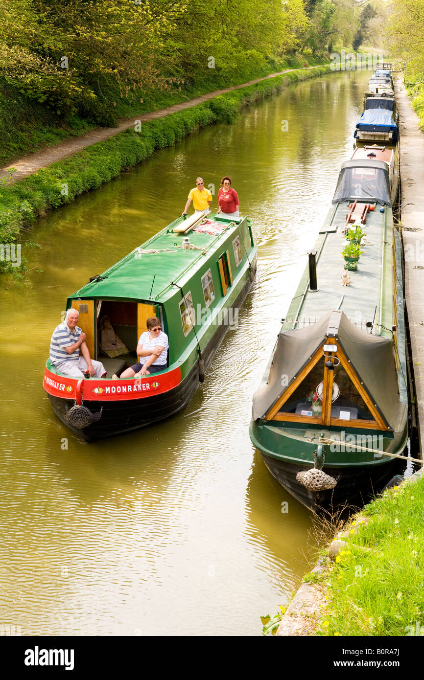 Narrowboat denominata 'Moonraker' sul Kennet and Avon Canal vicino Pewsey Wharf, Wiltshire, Inghilterra, Regno Unito Foto Stock