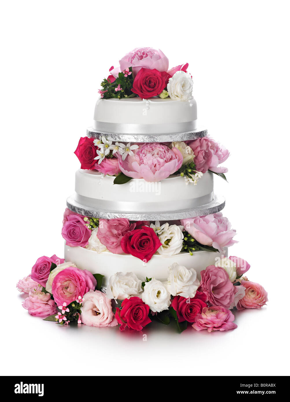 torta nuziale a tre livelli con rose di fiori Foto Stock