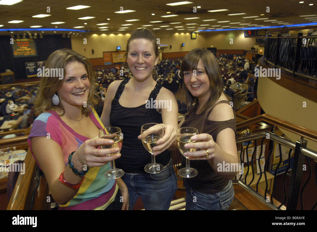 Giovani donne godendo di una notte fuori al bingo NEL REGNO UNITO Foto Stock