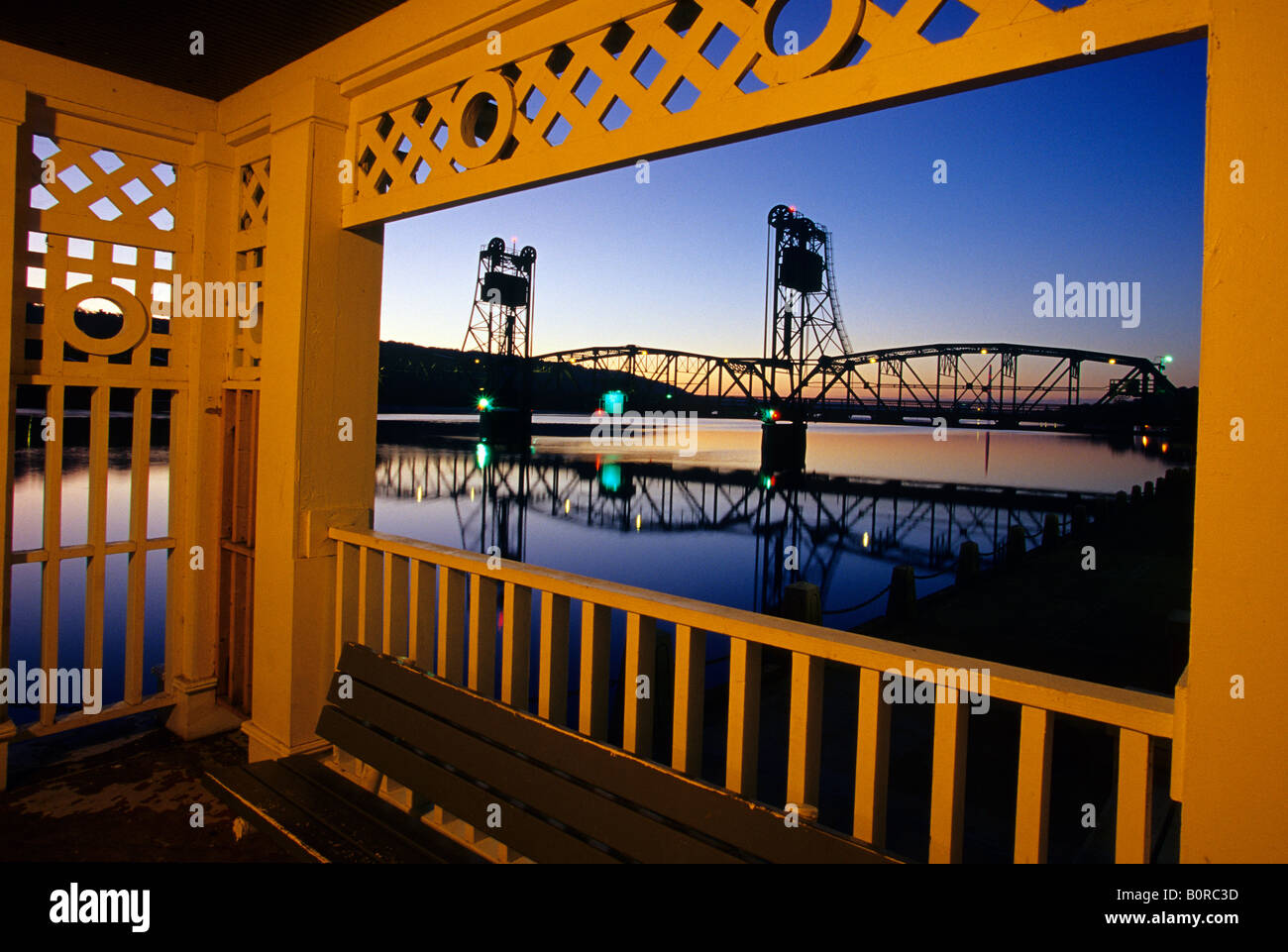 STILLWATER storico ponte di sollevamento dal Riverside Park shelter; ST. CROIX WILD E SCENIC RIVER, Stillwater, Minnesota. Caduta. Foto Stock