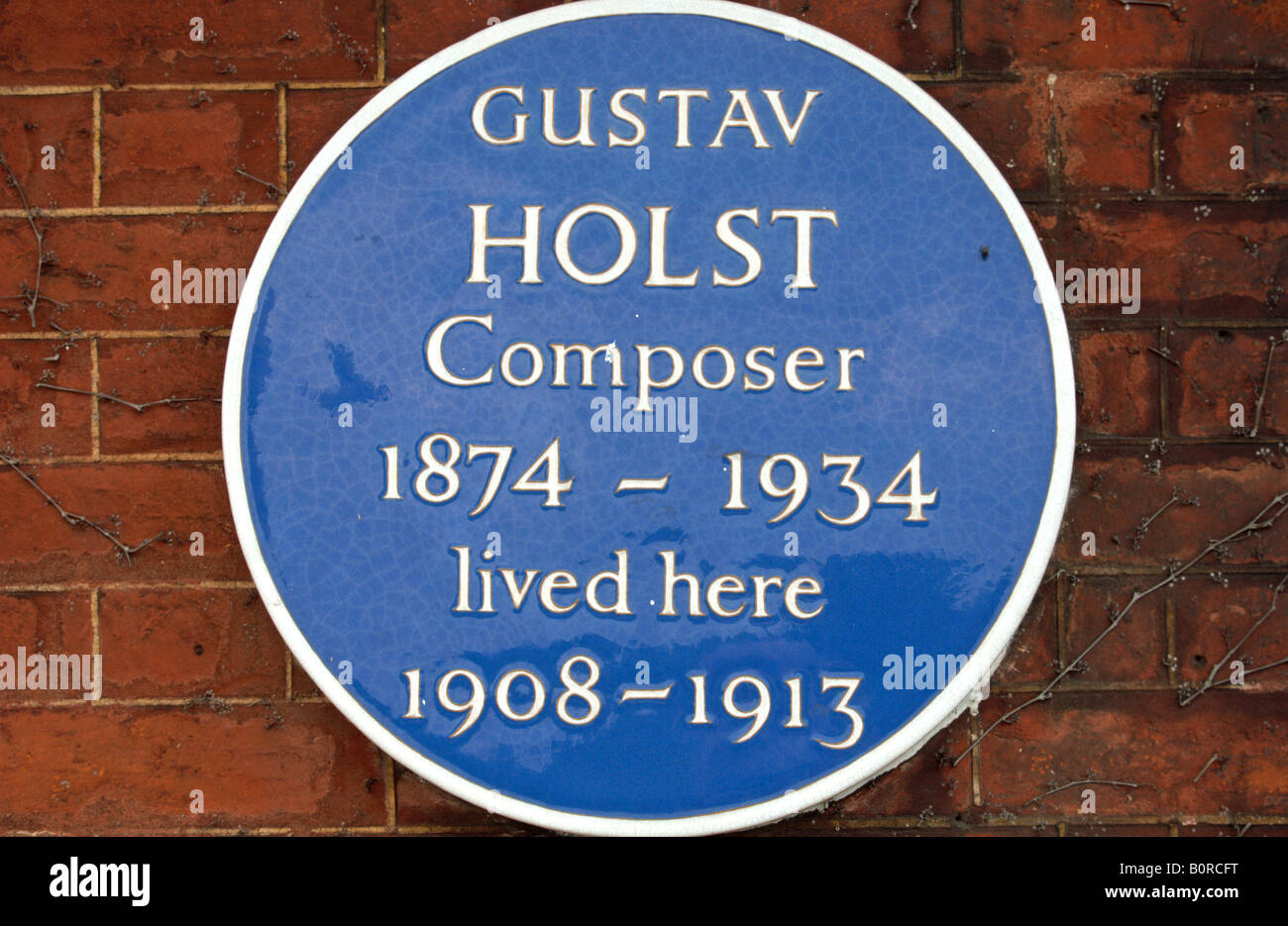 Targa blu segnando una ex casa del compositore Gustav Holst, affacciato sul fiume Tamigi in Barnes, a sud ovest di Londra, Inghilterra Foto Stock