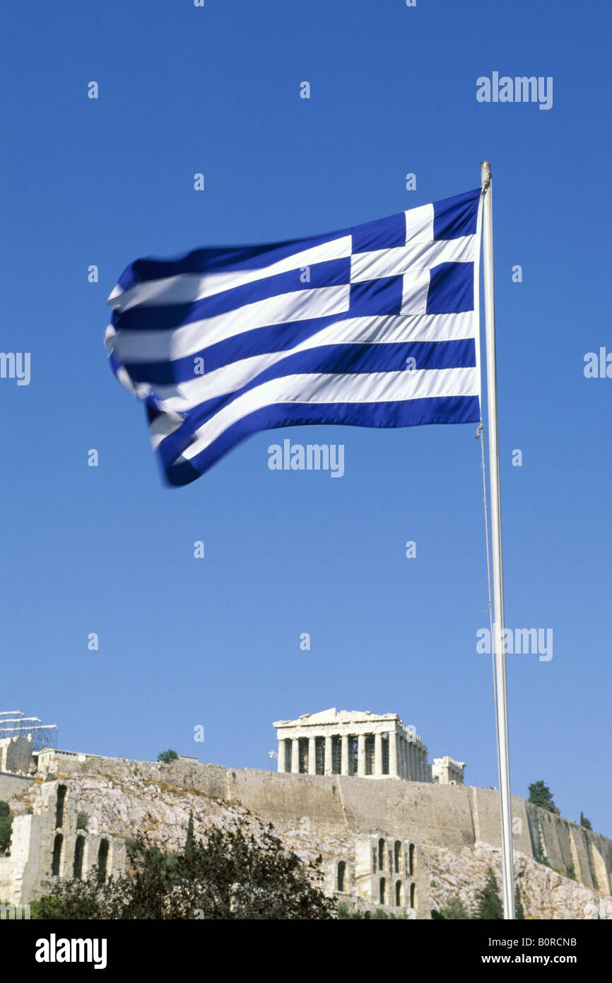 Bandiera Greca di fronte all'Acropoli di Atene, Grecia Foto Stock