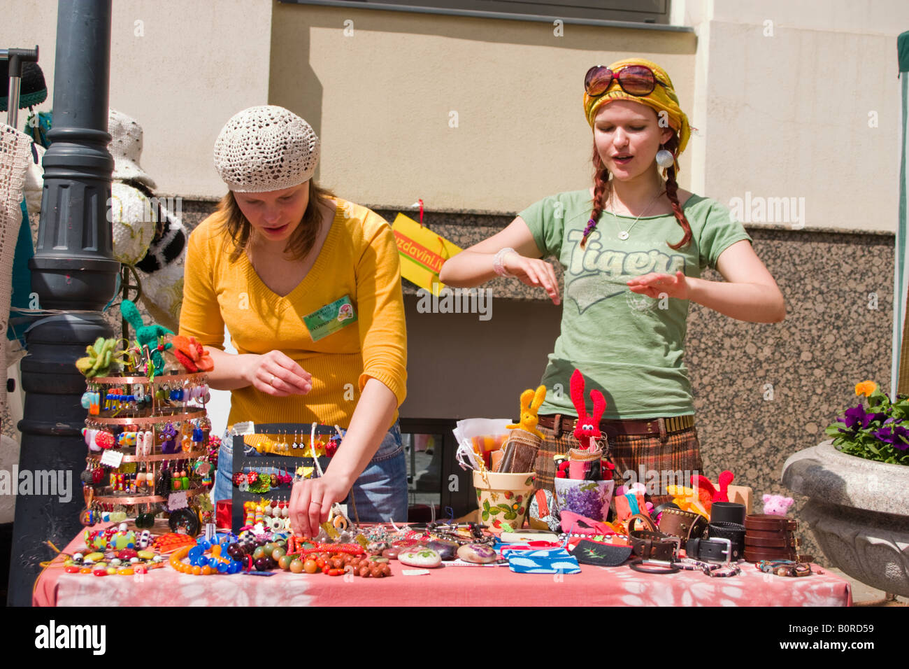 I venditori ambulanti che vendono merci durante la Fiera di Maggio sulla piazza del Municipio, Riga, Lettonia Foto Stock