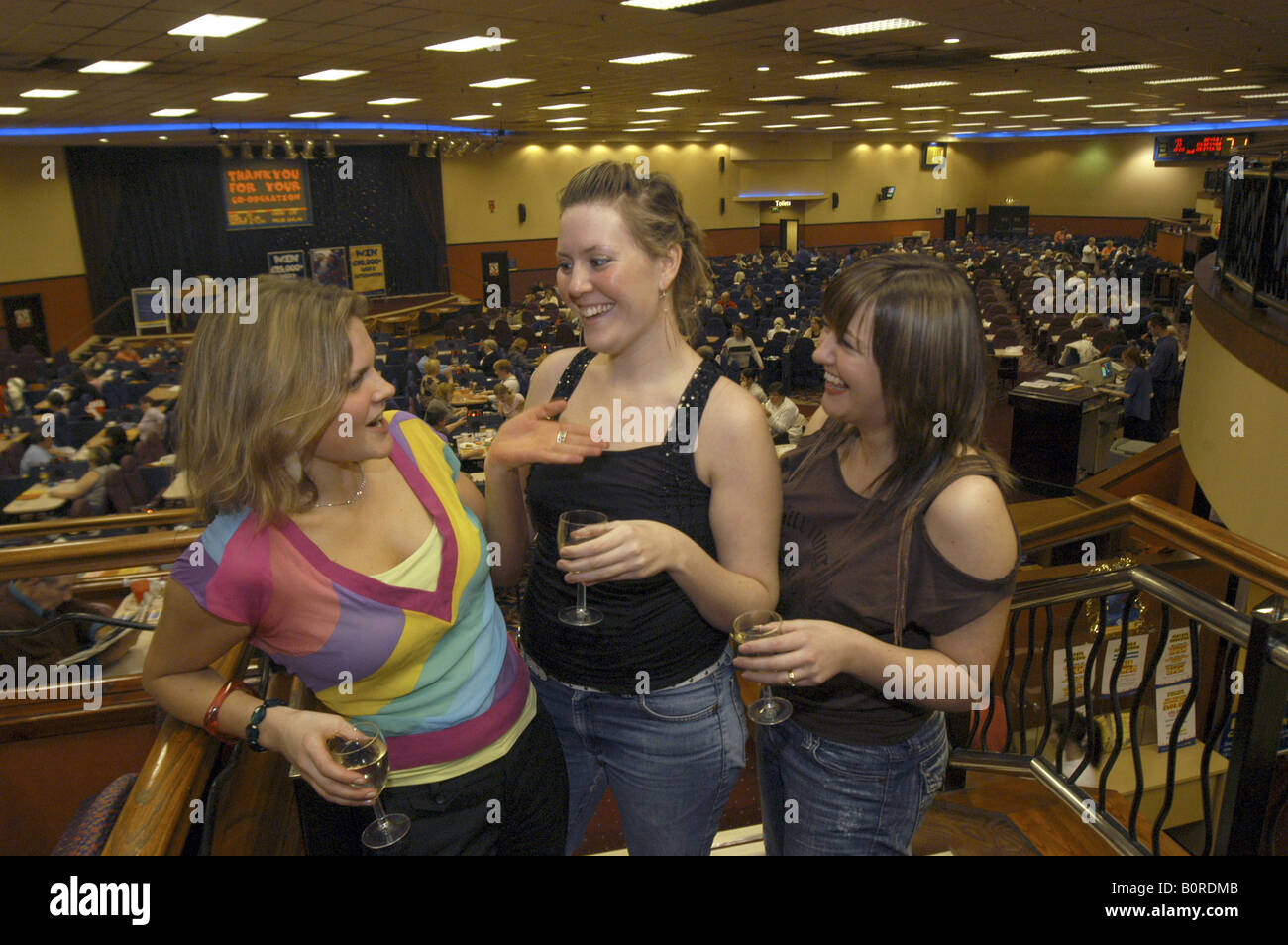 Giovani donne godendo di una notte fuori al bingo NEL REGNO UNITO Foto Stock
