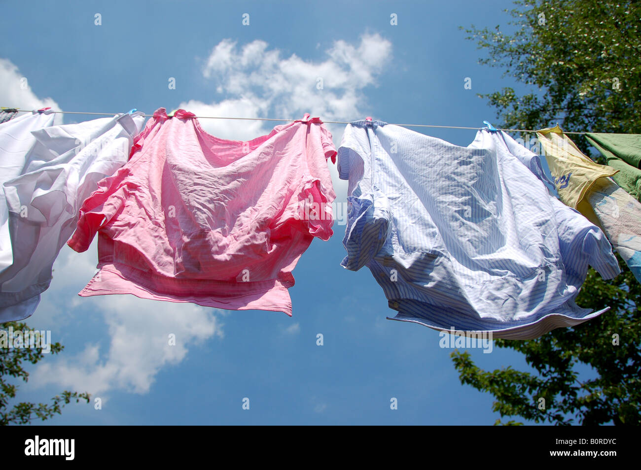 Lavaggio e asciugatura su una linea in un giardino Foto Stock