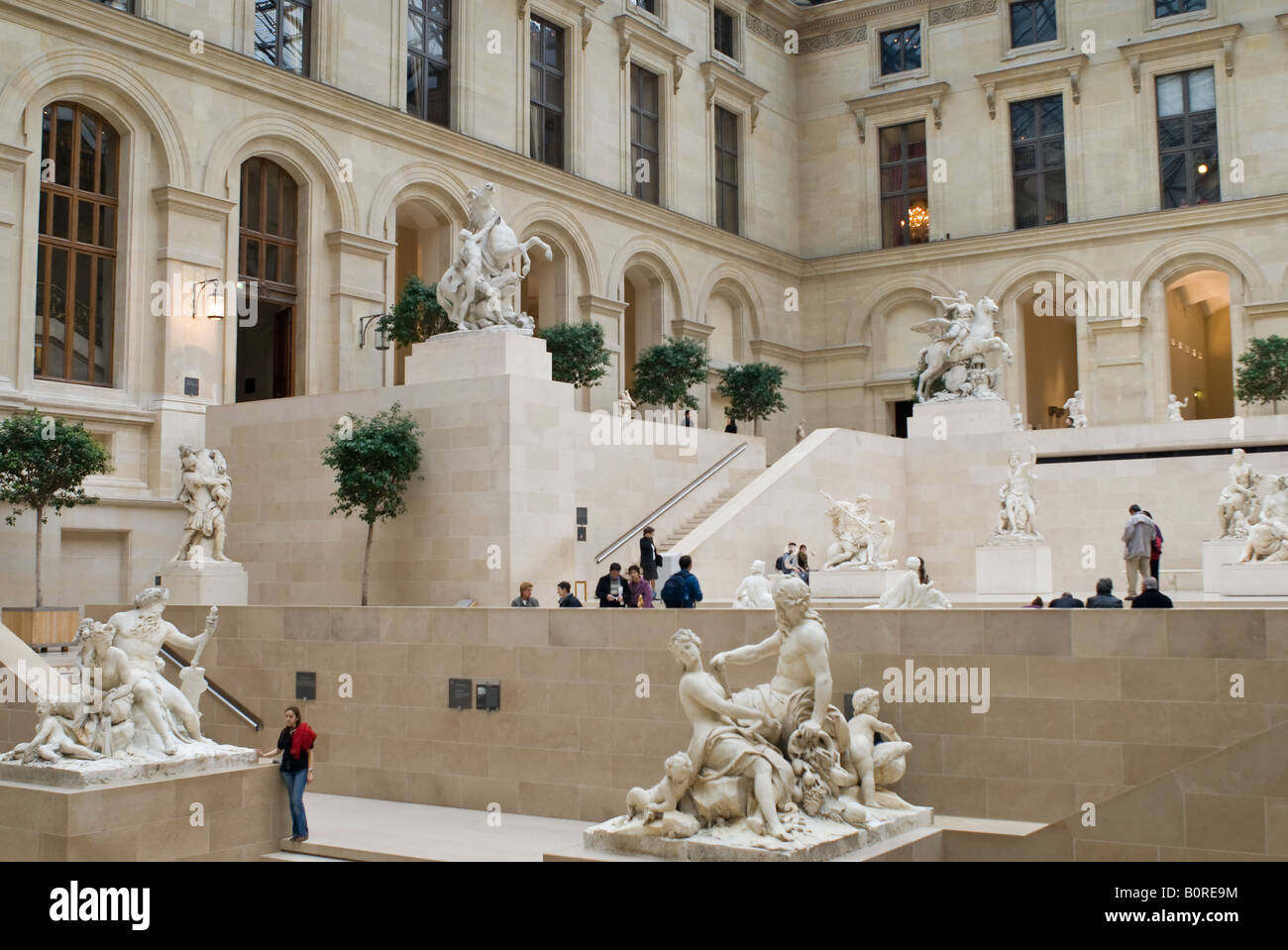 Sculture di marmo nella Cour Marly dal tetto di vetro cortile interno al museo del Louvre a Parigi Francia Foto Stock