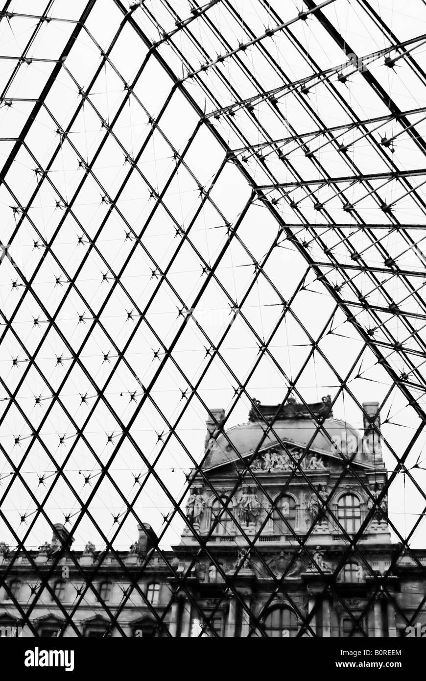 Vista verso l'alto guardando attraverso la piramide di vetro del Louvre di Parigi Francia Foto Stock