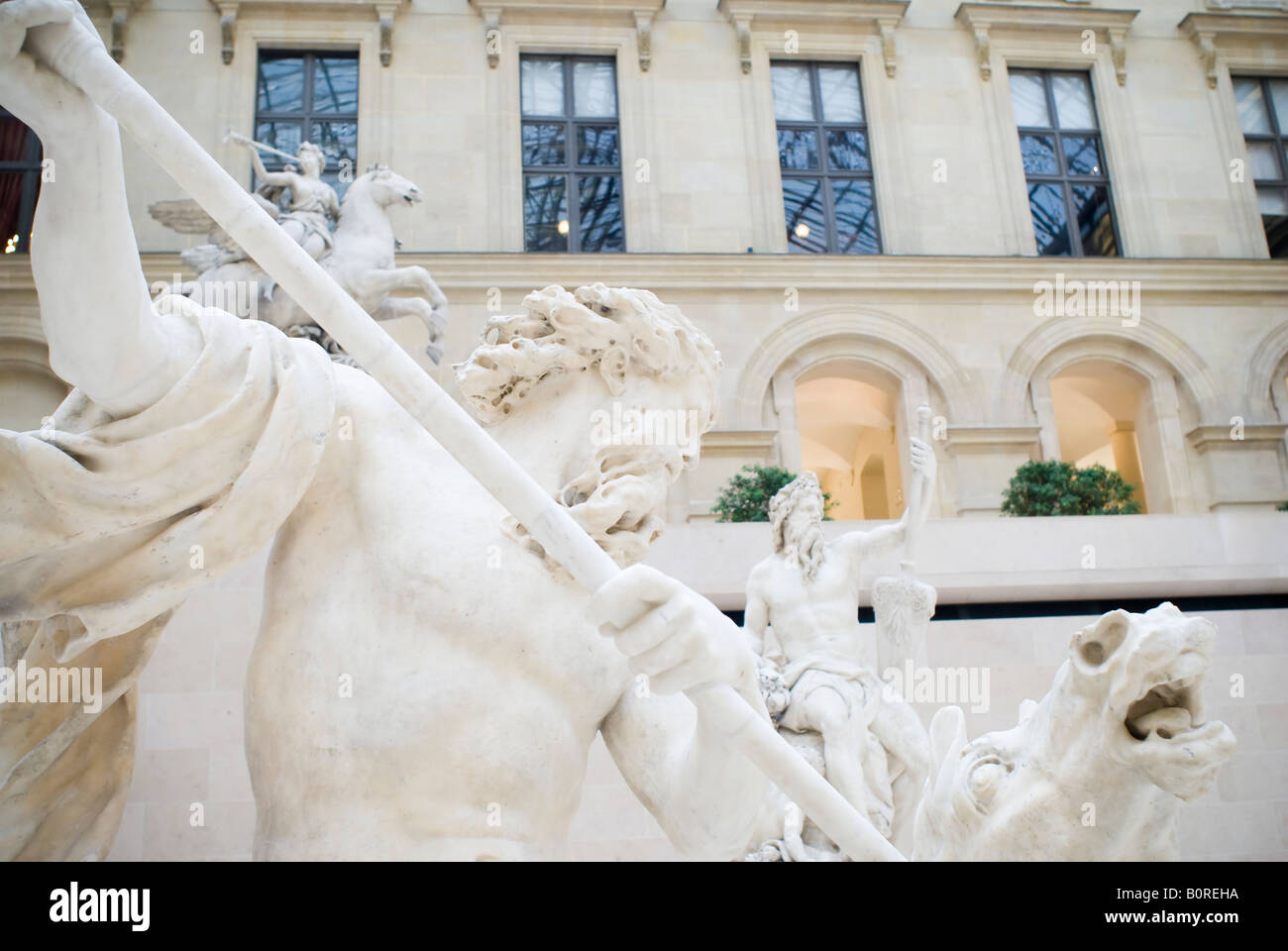 Nettuno da Antoine Coysevox scultura in marmo nella Cour Marly dal tetto di vetro cortile interno al museo del Louvre a Parigi Francia Foto Stock