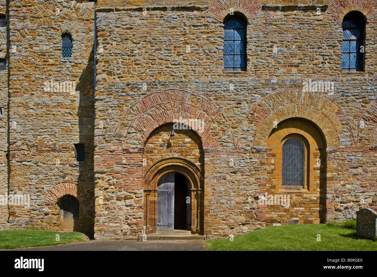 Portale ad arco in corrispondenza di tutti i santi, Brixworth, Northamptonshire, un Saxon chiesa costruita nel VII secolo Foto Stock