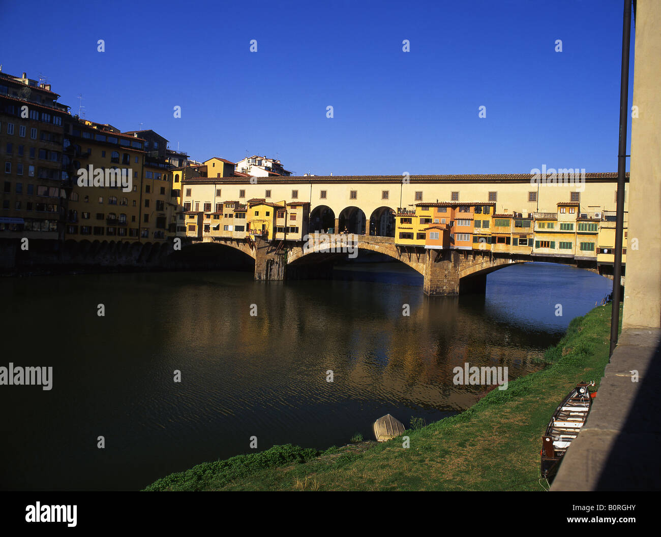 Da Ponte Vecchio e dal fiume Arno riprese diurne Firenze Firenze Toscana Italia Foto Stock