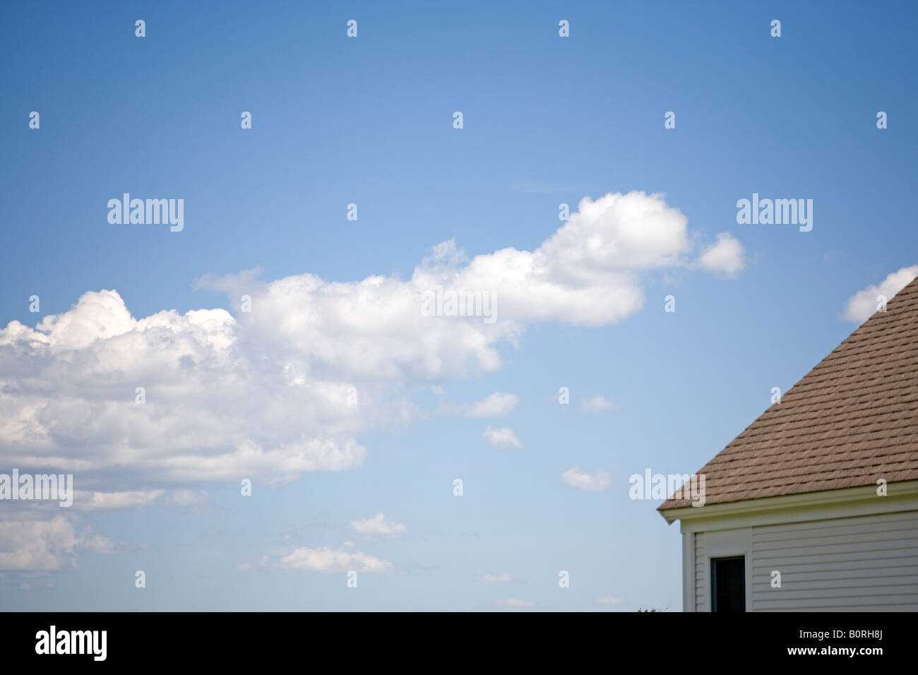 Angolo della casa con Cielo e nubi orizzontali tagliate Foto Stock