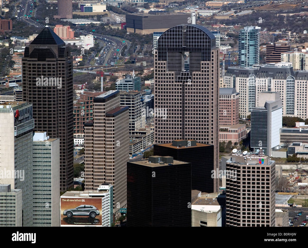 Al di sopra dell'antenna Dallas Texas con JP Morgan Chase Tower Center e edifici adiacenti Foto Stock