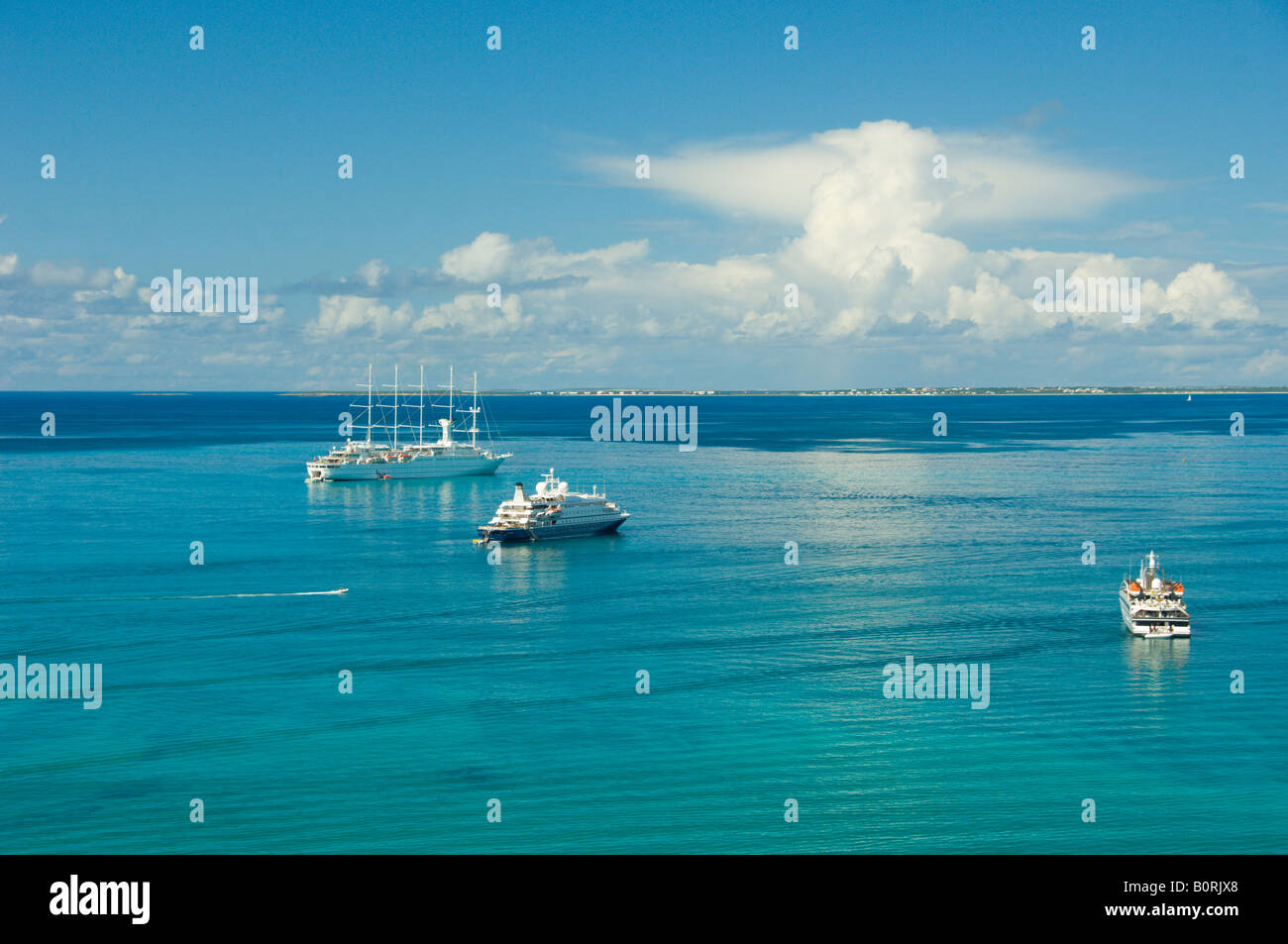 Imbarcazioni da diporto ancorate in Marigot Bay Saint Martin protettorato francese Foto Stock