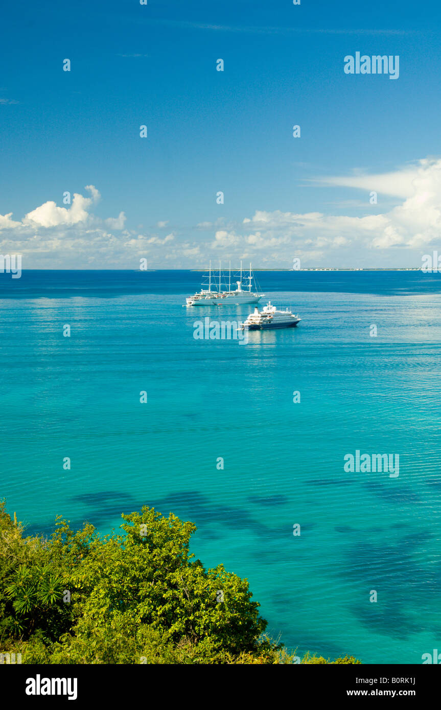 Imbarcazioni da diporto ancorate in Marigot Bay Saint Martin protettorato francese Foto Stock