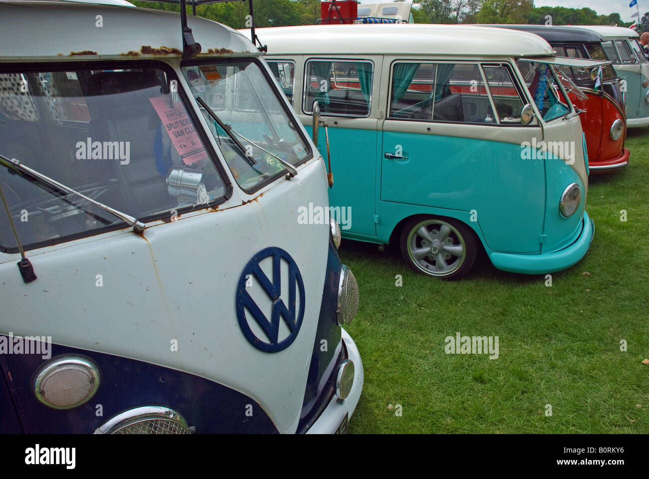 Split-screen di furgoni VW sul display presso la Stanford Hall, Leicestershire, Inghilterra. Foto Stock