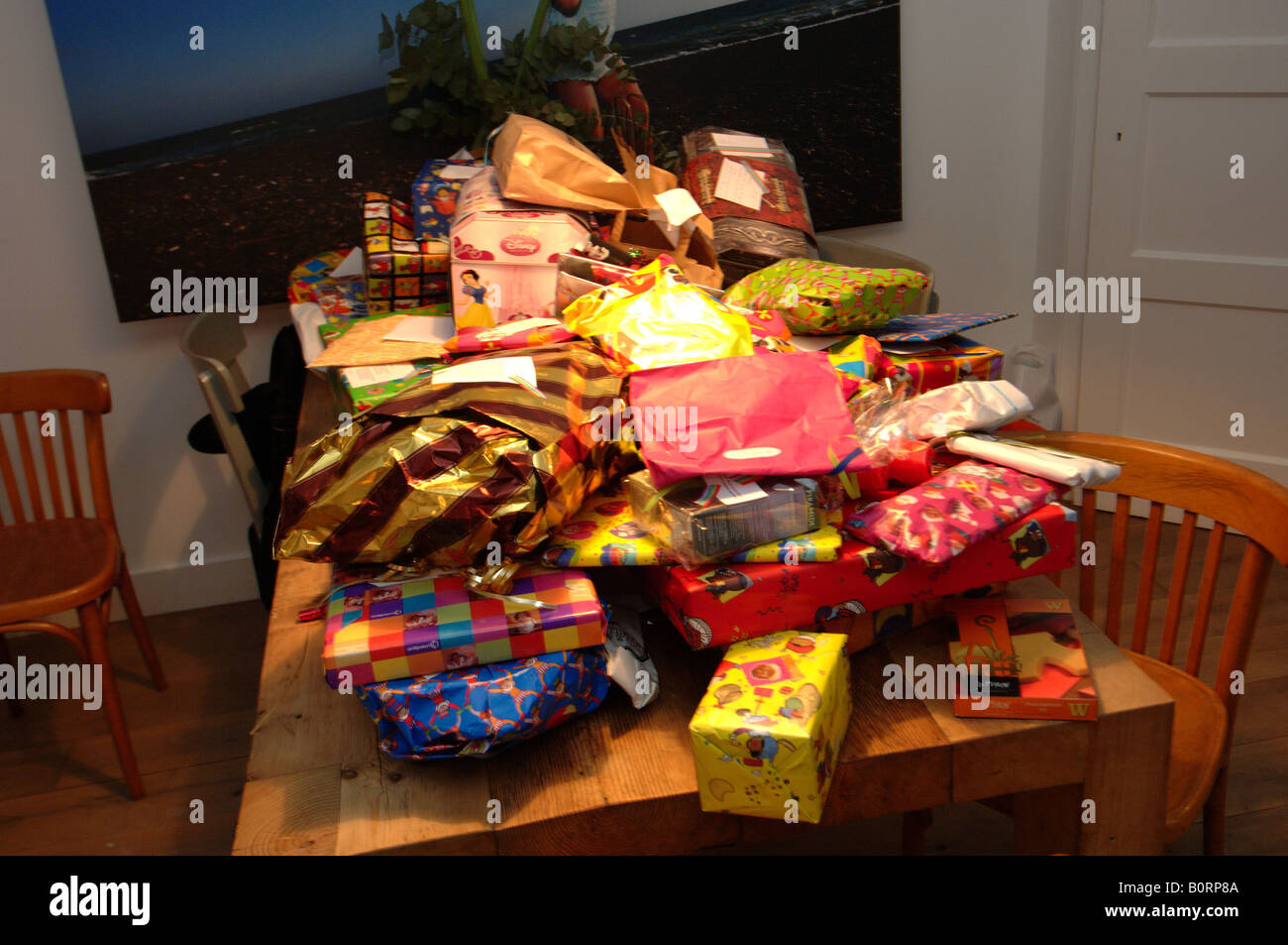 Sinterklaas celebrazione un tavolo pieno di regali Foto Stock