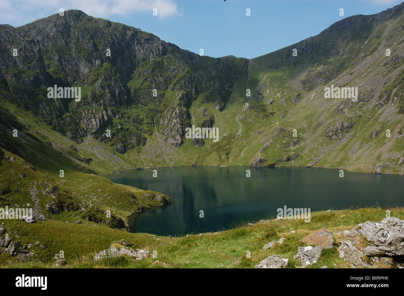 Llyn Cau in primo piano circondato da Cadair Idris Foto Stock