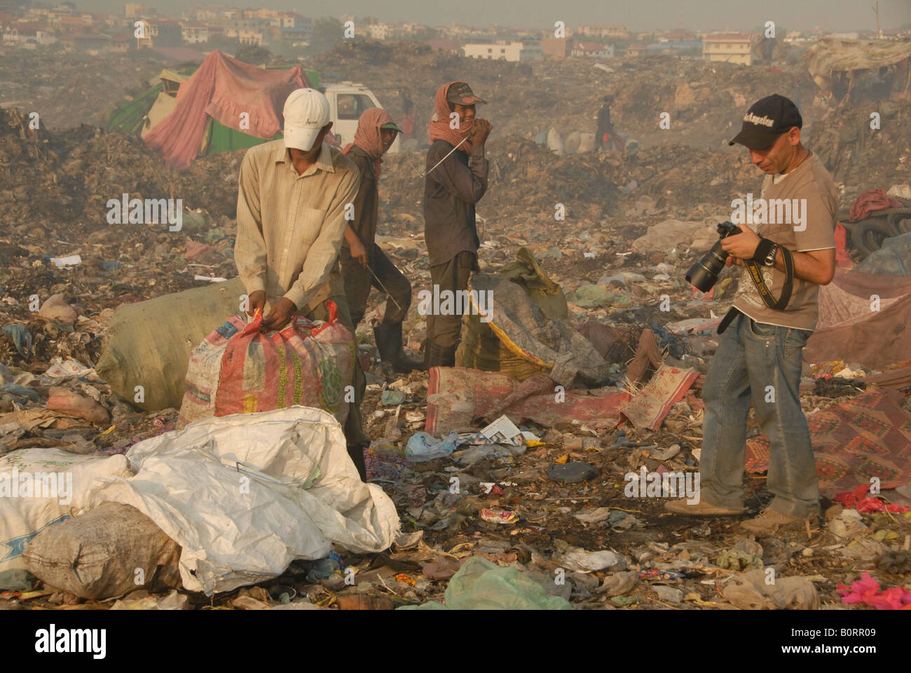 Fotografo sta parlando di raccoglitori di rifiuti in discarica, Phnom Penh Cambogia Foto Stock