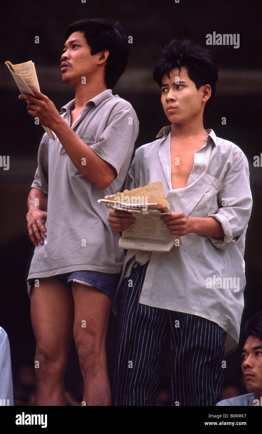 Gli spettatori a guardare le corse dei cavalli di Phu Tho Race Track. Ho Chi Minh City (Saigon), Vietnam. Foto Stock