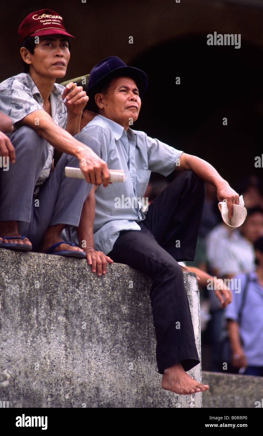 Gli spettatori a guardare le corse dei cavalli di Phu Tho Race Track. Ho Chi Minh City (Saigon), Vietnam. Foto Stock