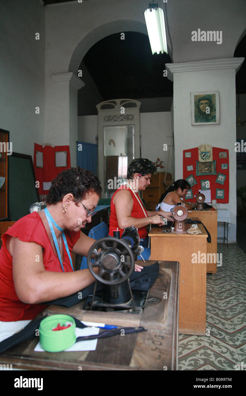 I lavoratori di sesso femminile in una piccola stanza del cucito, Trinidad, Sancti-Spíritus Provincia, Cuba, America Latina Foto Stock