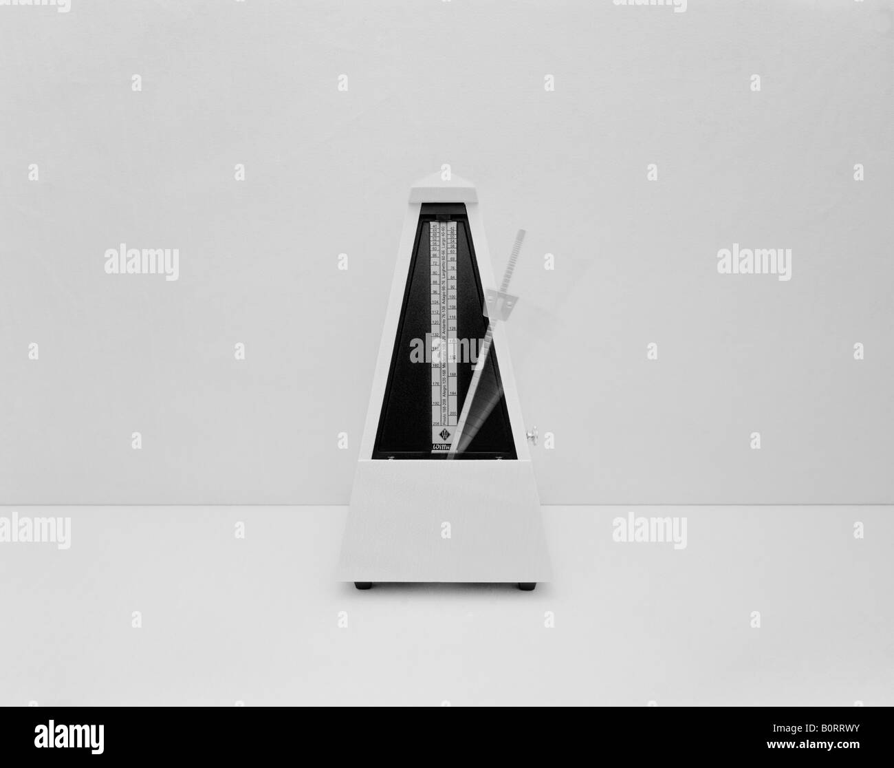 1 di una serie di paesaggio immagini monocromatiche questo è un movimento di metronomo sparato contro uno sfondo semplice Foto Stock