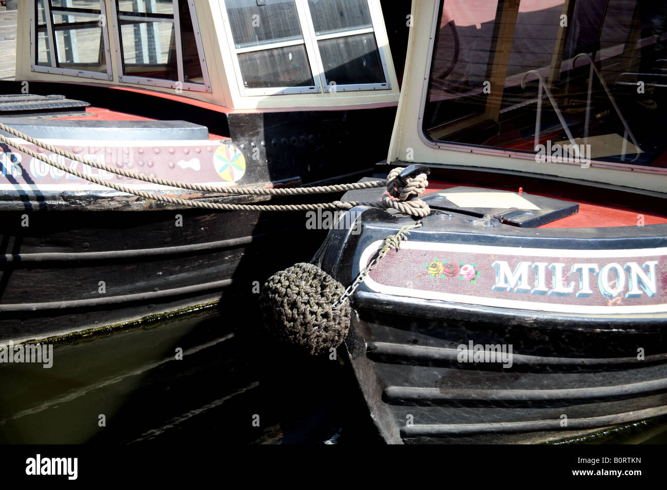 Chiatte ormeggiate a Camden Lock London Foto Stock