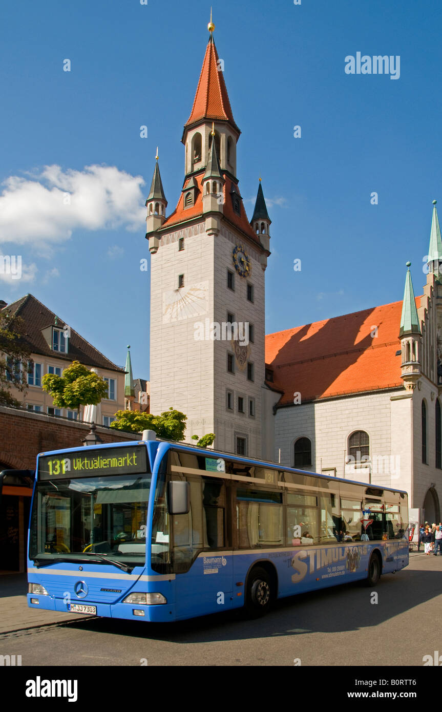 La linea 131 dell'autobus della Münchner Verkehrsgesellschaft (MVG passa accanto al Municipio della città Vecchia situato nella piazza centrale di Marienplatz. Monaco di Baviera Germania Foto Stock