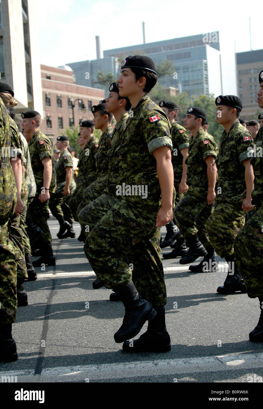 Alcune delle 3000 Canadian il personale delle forze armate di presenze per la inaugurazione dei veterani del Memorial al Queens Park Foto Stock