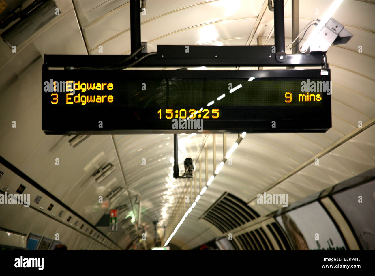Treno elettronico descrittore su Londra piattaforma tubo Foto Stock